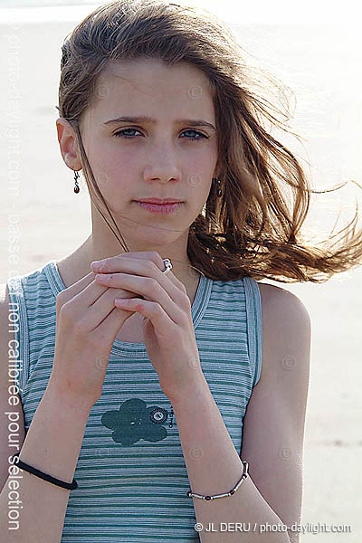 portrait de jeune fille au bord de la mer - girl's portrait at the sea's edge